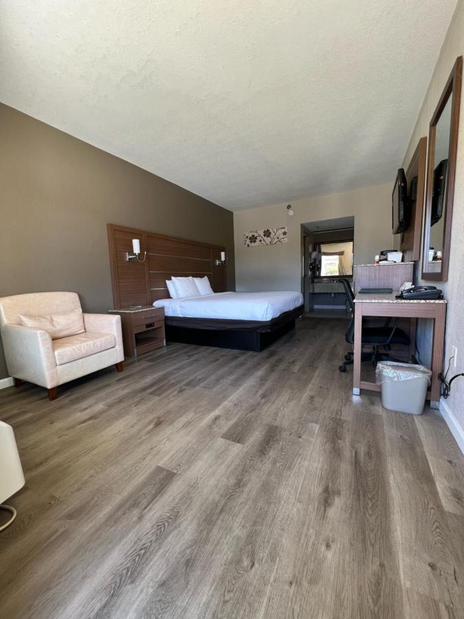 Quality Inn & Suites Near Six Flags - Остелл Экстерьер фото