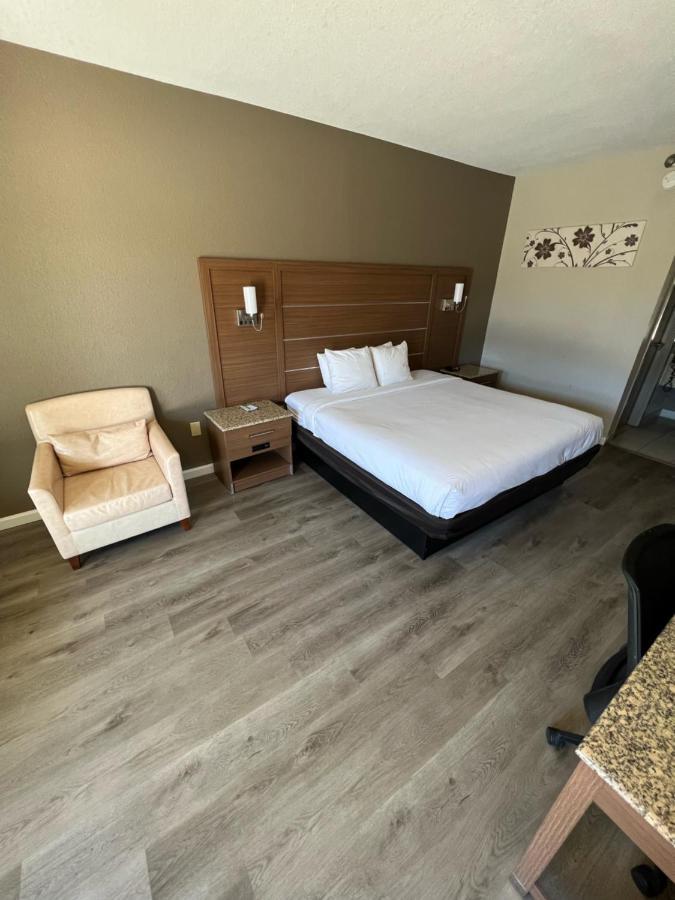 Quality Inn & Suites Near Six Flags - Остелл Экстерьер фото