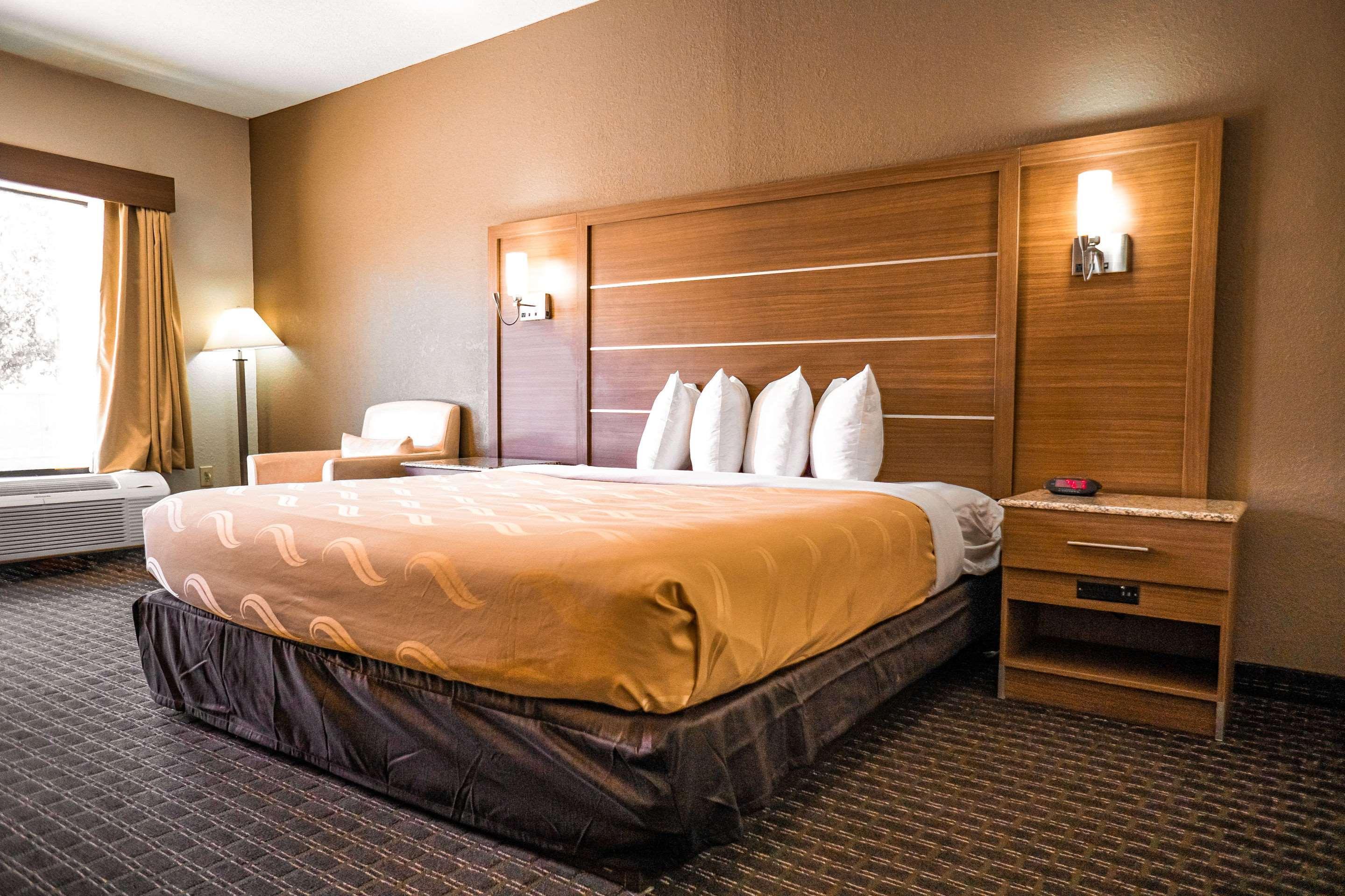 Quality Inn & Suites Near Six Flags - Остелл Экстерьер фото