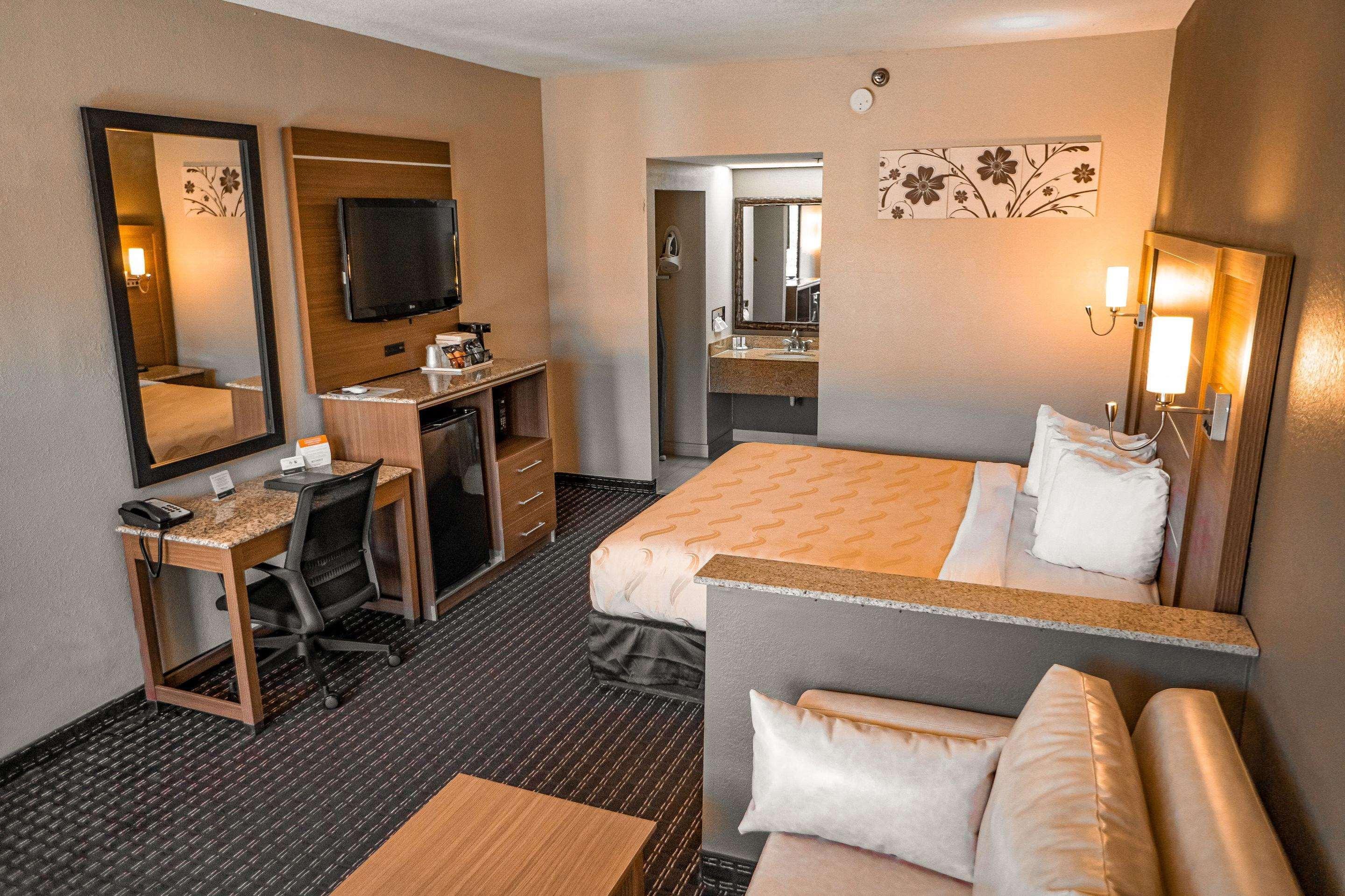 Quality Inn & Suites Near Six Flags - Остелл Экстерьер фото