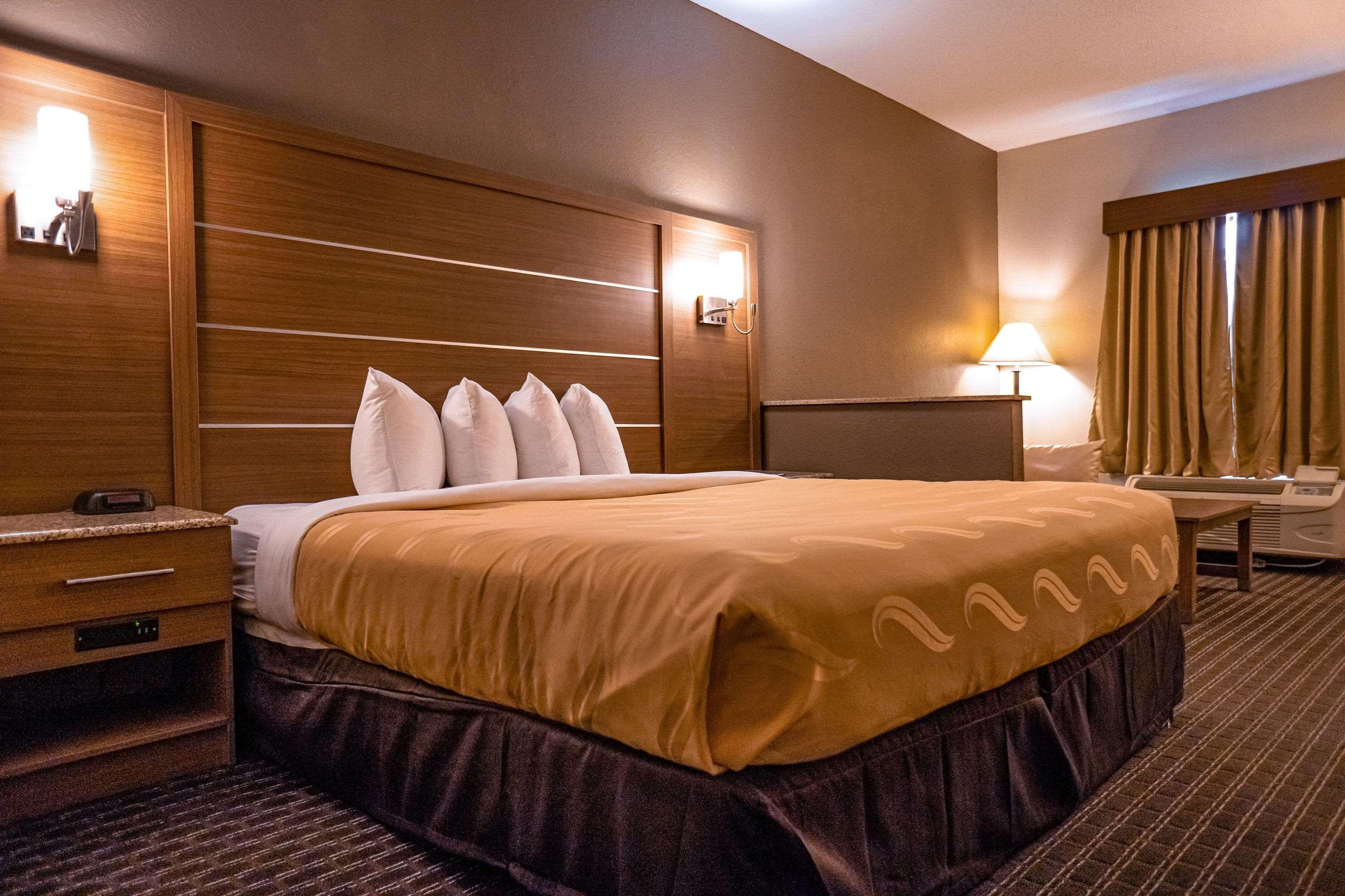 Quality Inn & Suites Near Six Flags - Остелл Экстерьер фото