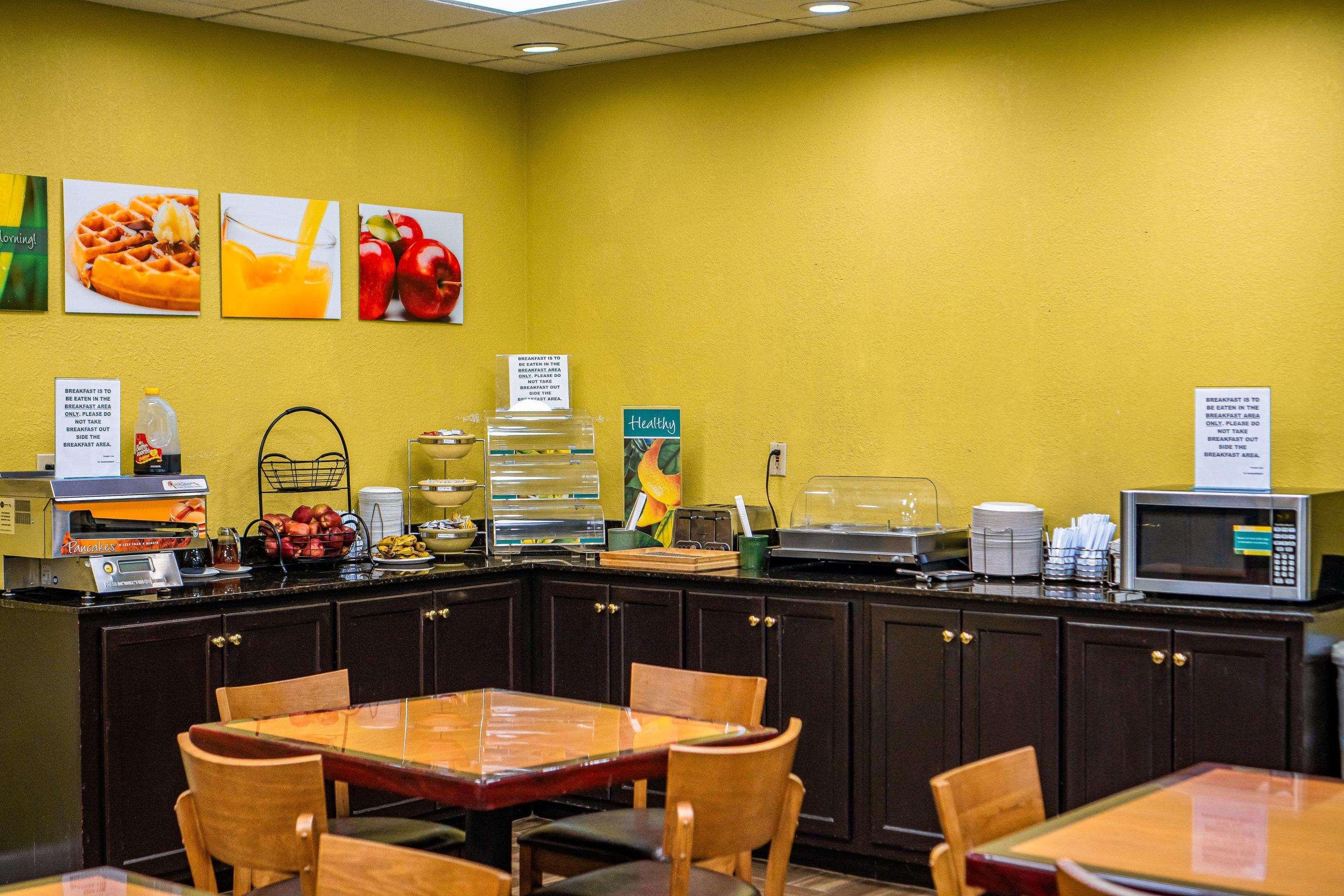 Quality Inn & Suites Near Six Flags - Остелл Экстерьер фото